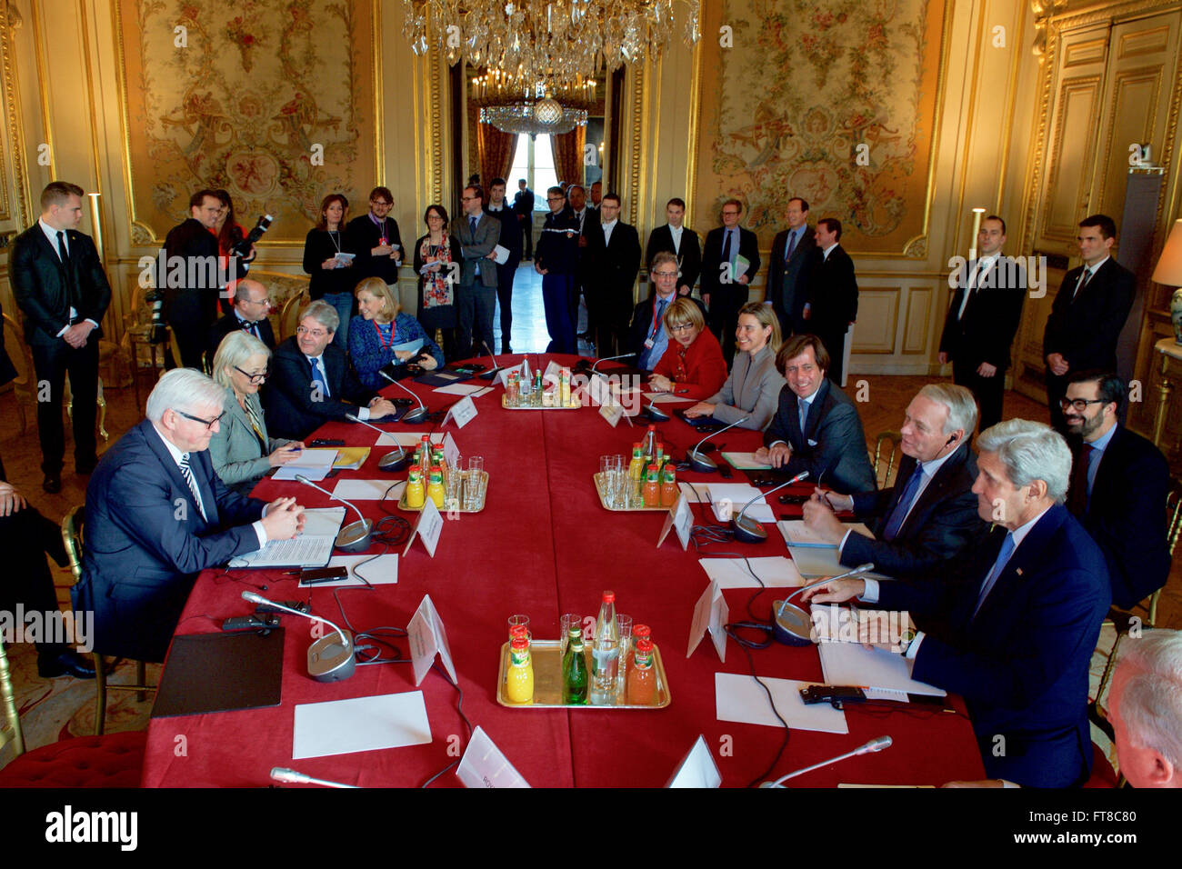 Il 13 marzo 2015, il Segretario di Stato americano John Kerry ha incontrato i rappresentanti di Francia, Germania, Italia, Regno Unito e Unione europea al Quai d'Orsay di Parigi. L'incontro si è concentrato su questioni critiche di politica estera, tra cui Siria, Libia, Yemen e Ucraina. Foto Stock