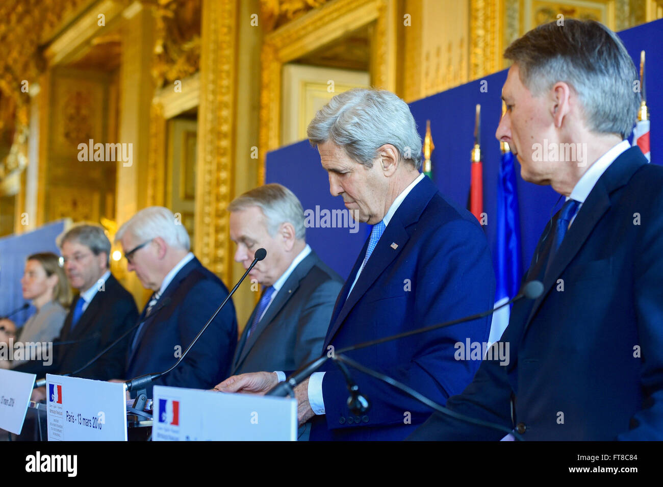 Stati Uniti Il segretario di Stato John Kerry stand con i suoi omologhi in scena il 13 marzo 2015, al Quai d'Orsay a Parigi, Francia, che si preparano ad affrontare i giornalisti dopo aver tenuto una E4+1 incontro - compresi i rappresentanti di Francia, Germania, Italia, Regno Unito e Unione europea - si è concentrata sulla Siria, Libia, Yemen, Ucraina, e altre questioni di politica estera. [Dipartimento di Stato per foto/dominio pubblico] Foto Stock