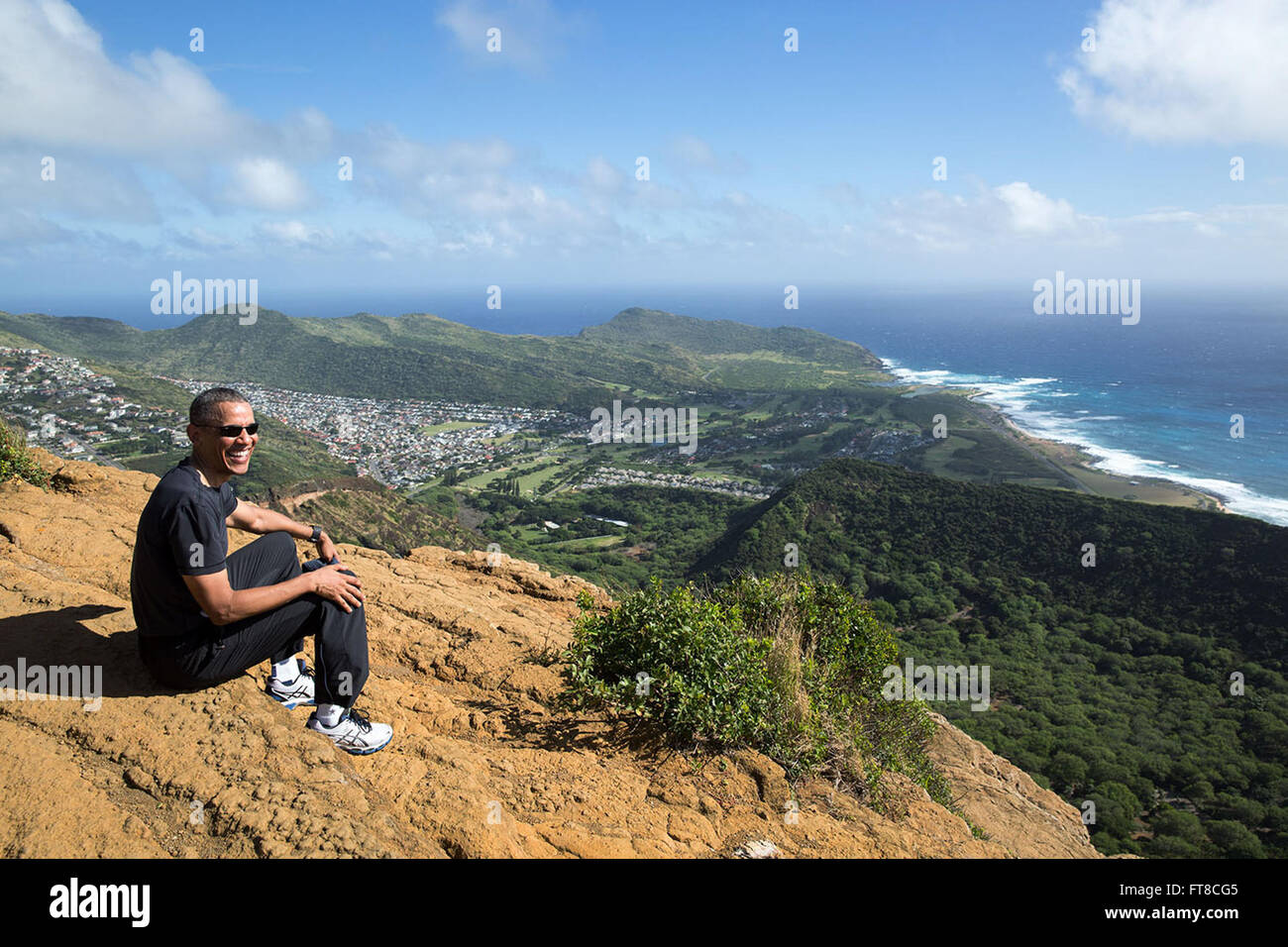 Questa foto cattura il momento dopo un'escursione fino al Koko Head Crater Trail alle Hawaii, famoso come lo "Stairmaster dall'Inferno". I 1.048 gradini di legno si arrampicano per 1.200 metri e l'immagine mostra l'escursionista che raggiunge la cima, una pietra miliare personale catturata in questa fotografia ufficiale della Casa Bianca. Foto Stock