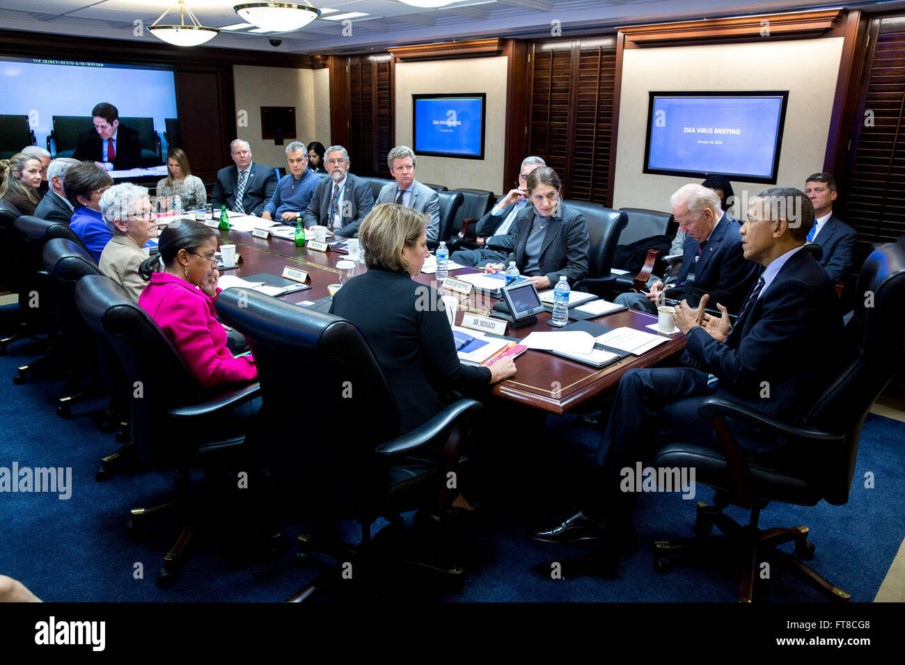 Il presidente Barack Obama tiene una riunione sul virus Zika nella White House Situation Room il 26 gennaio 2016. Questa foto cattura la gravità della discussione e la risposta dell’amministrazione alla crisi sanitaria globale. Foto Stock