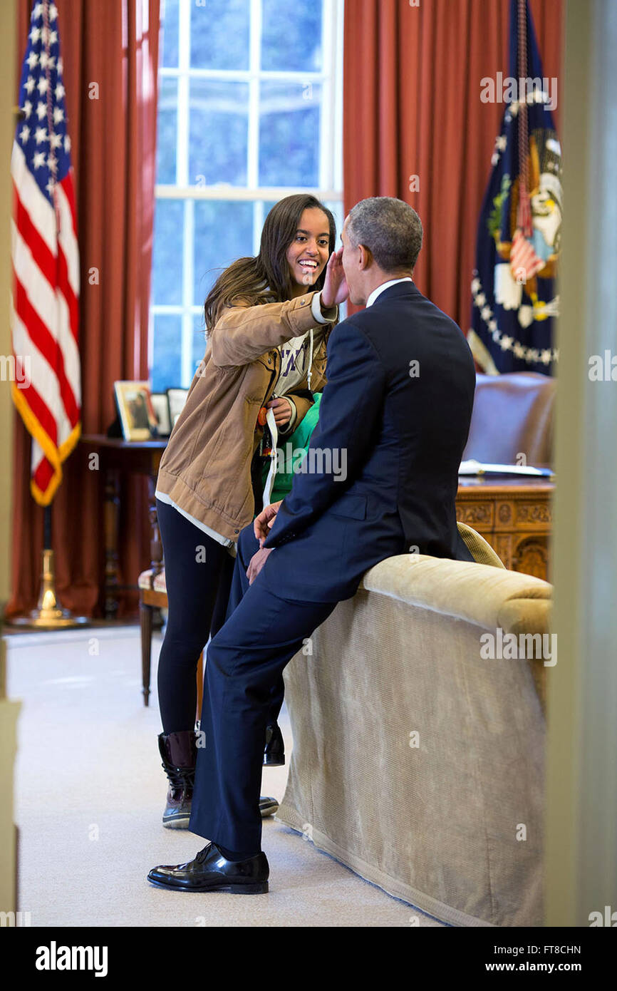 Questa foto ufficiale della Casa Bianca del 23 febbraio 2015 cattura un momento tra il presidente Obama e sua figlia Malia nell'ufficio ovale. L'immagine riflette un'interazione personale e sincera tra i due. Foto Stock