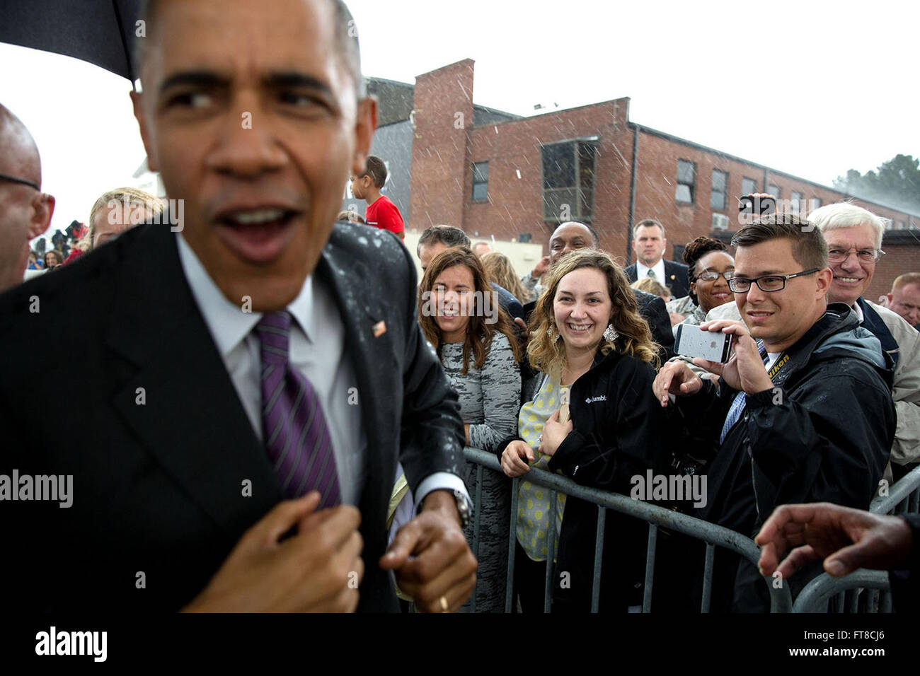 Questa foto ufficiale della Casa Bianca, scattata da Pete Souza il 1° luglio 2015, cattura il presidente degli Stati Uniti stringendo la mano ai sostenitori in mezzo a un temporale all'aeroporto internazionale di Nashville. L'immagine evidenzia il legame personale tra il presidente e il pubblico nonostante le avverse condizioni meteorologiche. Foto Stock