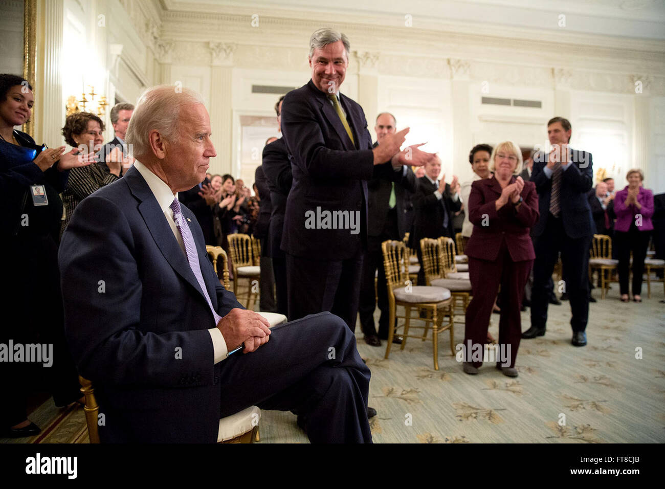 Luglio 7, 2015 'Membri del Senato Caucus democratico applaudire il Vice Presidente dopo che il Presidente ha riconosciuto il loro partenariato durante un meeting e ricevimenti nello stato in sala da pranzo." (Official White House Photo by Pete Souza) Foto Stock