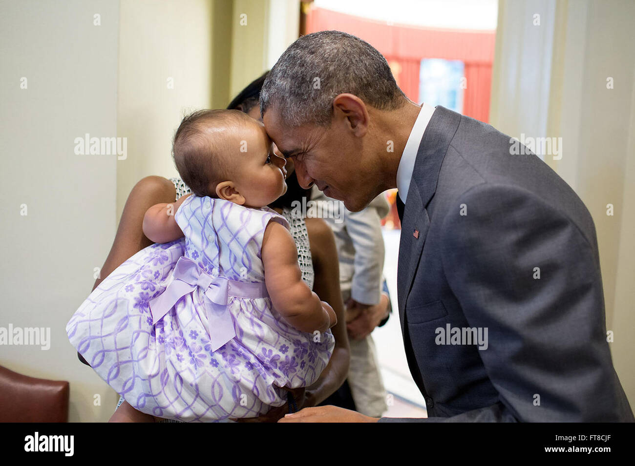 Questa immagine mostra il presidente Obama che saluta Josephine Gronniger di nove mesi all'Ufficio ovale. Catturato dal fotografo ufficiale della Casa Bianca Pete Souza, segna un momento personale con la prima famiglia durante una visita pubblica. Foto Stock