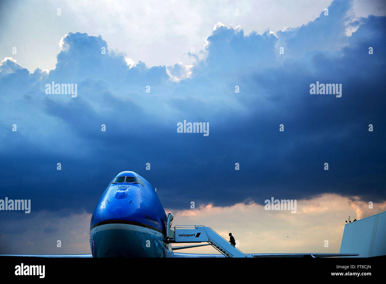 Una fotografia del presidente imbarcato sull'Air Force One il 21 luglio 2015, all'aeroporto internazionale John F. Kennedy di New York, ambientata contro un cielo pittoresco. L'immagine cattura il momento prima della partenza durante un significativo viaggio presidenziale. Foto Stock