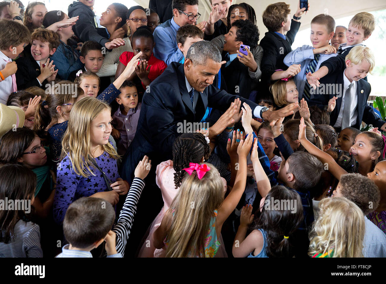 Questa fotografia, scattata da Pete Souza il 25 luglio 2015, cattura il presidente Obama che saluta i bambini all'ambasciata degli Stati Uniti a Nairobi, in Kenya. Riflette un momento di impegno e diplomazia. Foto Stock
