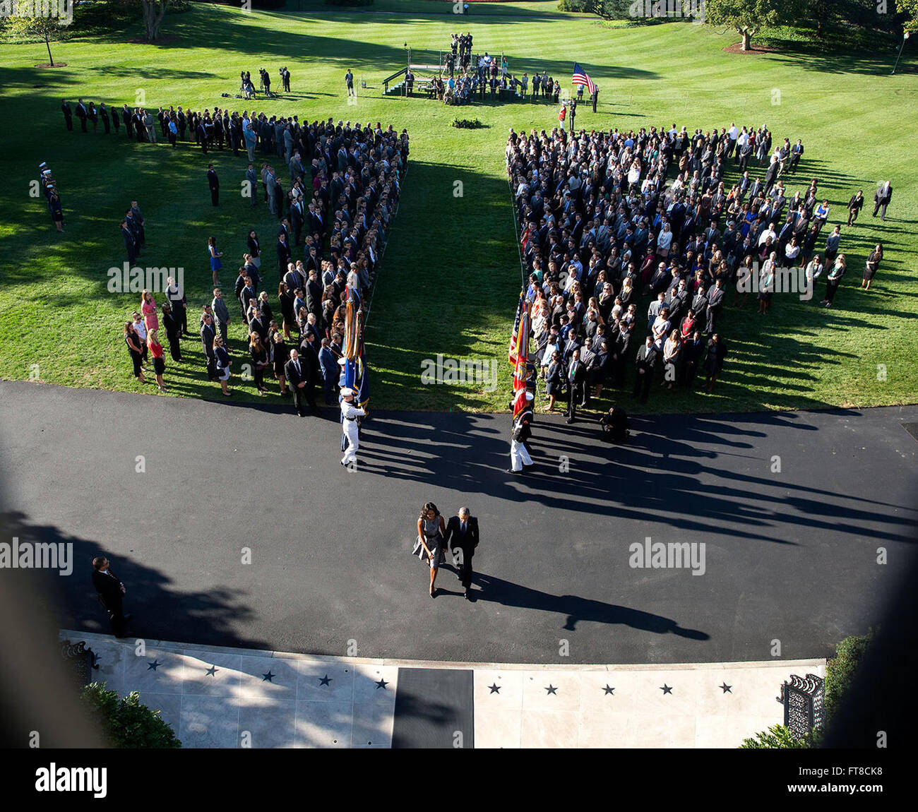 Una fotografia ufficiale della Casa Bianca scattata l'11 settembre 2015, che mostra il presidente Obama e la First Lady che camminano verso l'ingresso sud dopo un momento di silenzio per 9/11 vittime. L'immagine è stata catturata dal balcone Truman da Pete Souza. Foto Stock Una fotografia ufficiale della Casa Bianca scattata l'11 settembre 2015, che mostra il presidente Obama e la First Lady che camminano verso l'ingresso sud dopo un momento di silenzio per 9/11 vittime. L'immagine è stata catturata dal balcone Truman da Pete Souza. Foto Stock