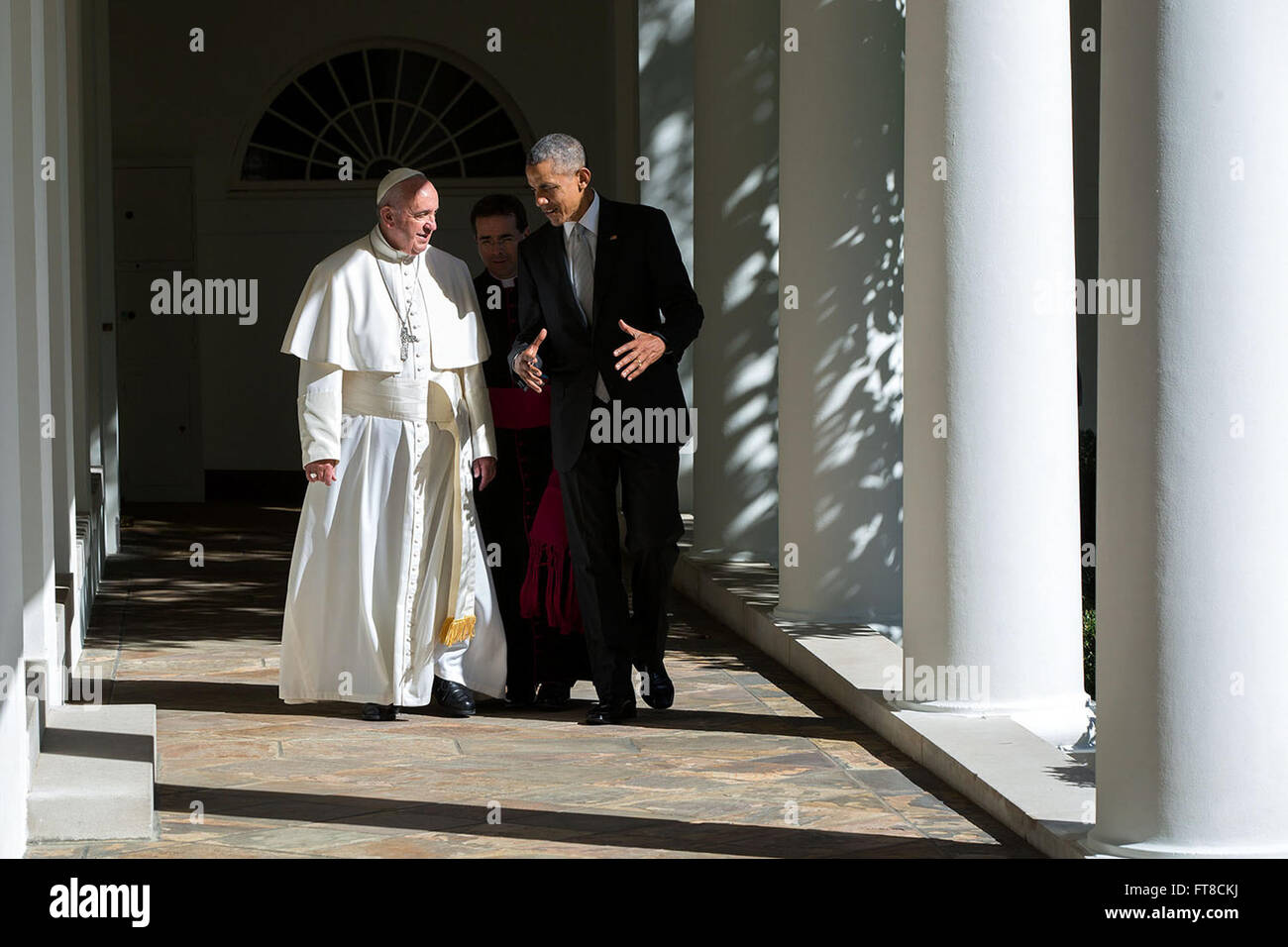 Questa fotografia, scattata il 23 settembre 2015, mostra il presidente Barack Obama che cammina con Papa Francesco lungo il Colonnato. L'immagine cattura un sincero momento di interazione tra i due leader, evidenziando la luce e l'atmosfera calda. Foto Stock