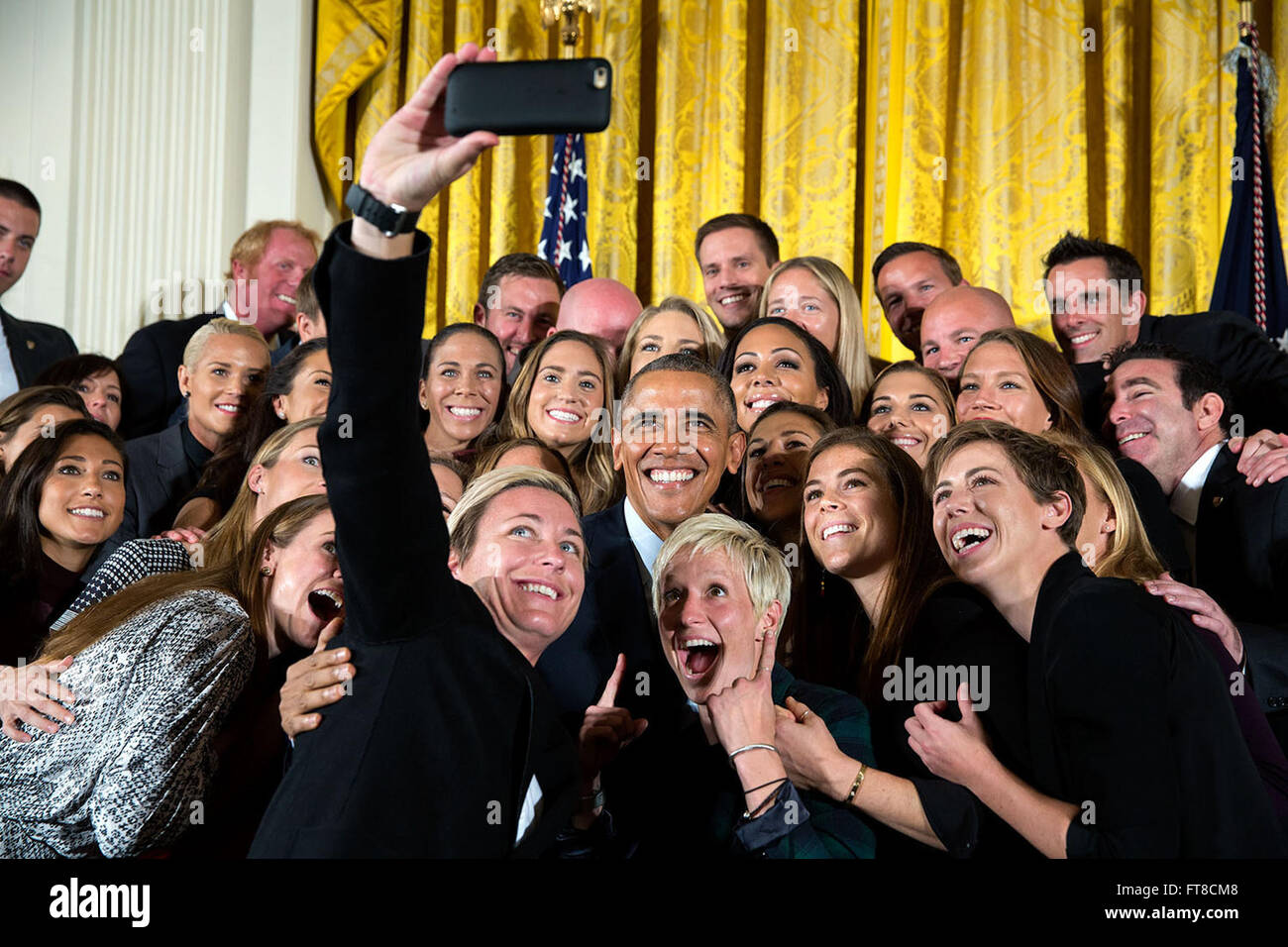 Ottobre 27, 2015 "Il presidente partecipa a un gruppo selfie in Oriente camera con gli Stati Uniti le donne della nazionale di calcio per celebrare la loro vittoria nel 2015 FIFA Coppa del mondo femminile." (Gazzetta White House foto da Lawrence Jackson) Foto Stock