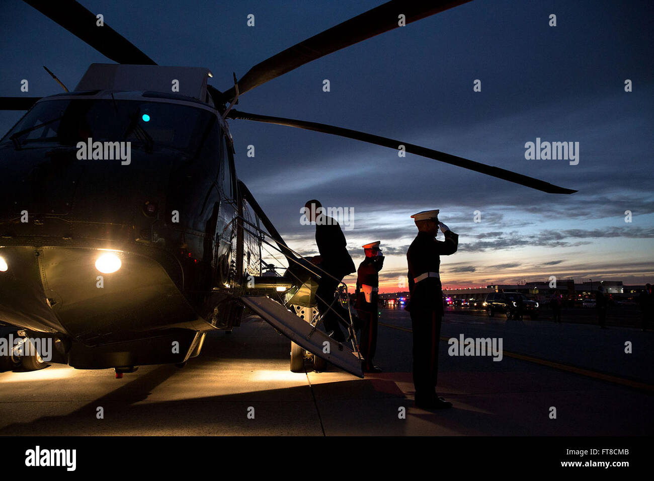 Questa foto ufficiale scattata il 2 novembre 2015 mostra il presidente che si imbarca su Marine One all'aeroporto internazionale Liberty di Newark. L'immagine cattura un momento nel viaggio presidenziale degli Stati Uniti, riflettendo gli aspetti logistici e di sicurezza dei trasporti governativi di alto livello. Foto Stock