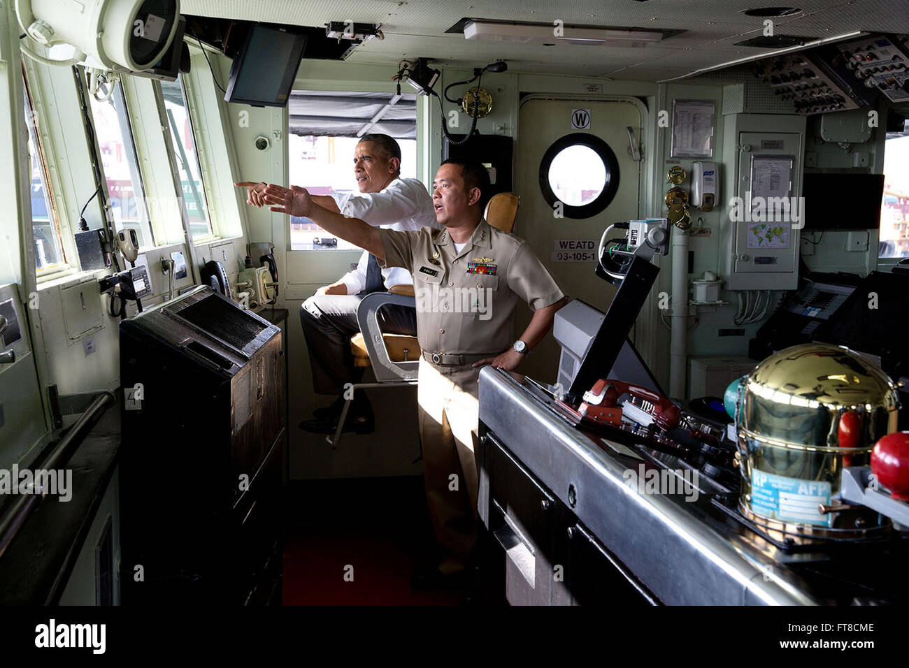 Questa fotografia mostra il presidente degli Stati Uniti che si sta impegnando con il capitano Vince Sibala durante un tour del BRP Gregorio del Pilar (PF-15) nel porto di Manila, Filippine. La nave, originariamente una taglierina della Guardia Costiera degli Stati Uniti, fu acquistata dalla Marina delle Filippine dopo la sua disattivazione. Foto Stock