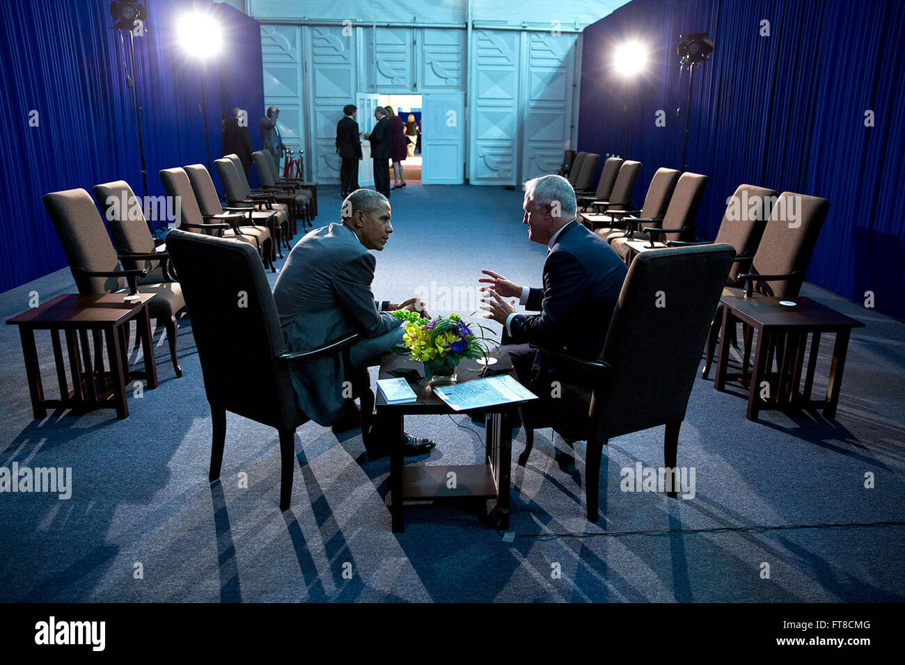 Questa fotografia ufficiale della Casa Bianca, scattata da Pete Souza, cattura un momento tra il presidente Barack Obama e il primo ministro australiano Malcolm Turnbull mentre concludono il loro incontro a Manila, Filippine, durante il vertice di cooperazione economica Asia-Pacifico del 2015. Foto Stock