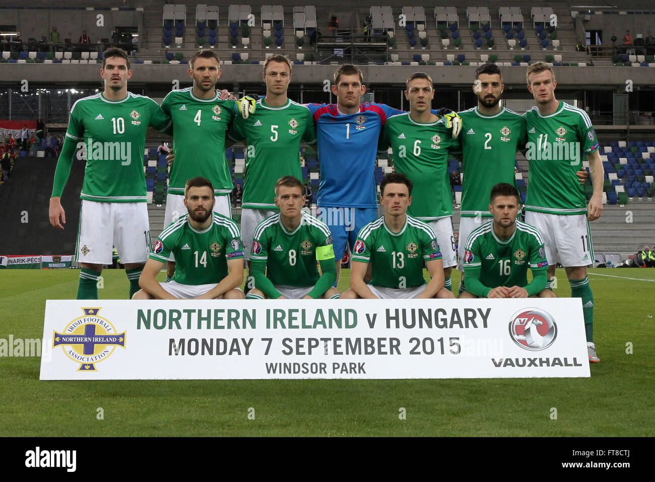 07 Sett 2015 - Euro 2016 Qualifier - Gruppo F - Irlanda del Nord 1 Ungheria 1. Il nordirlandese del team prima di kick-off. Fila posteriore (l-r) Kyle Lafferty, Gareth McAuley, Jonny Evans, Michael McGovern, Chris Baird, Conor McLaughlin, Chris scotto. Prima fila - Stuart Dallas, Steve Davis, Corry Evans e Oliver Norwood. Foto Stock