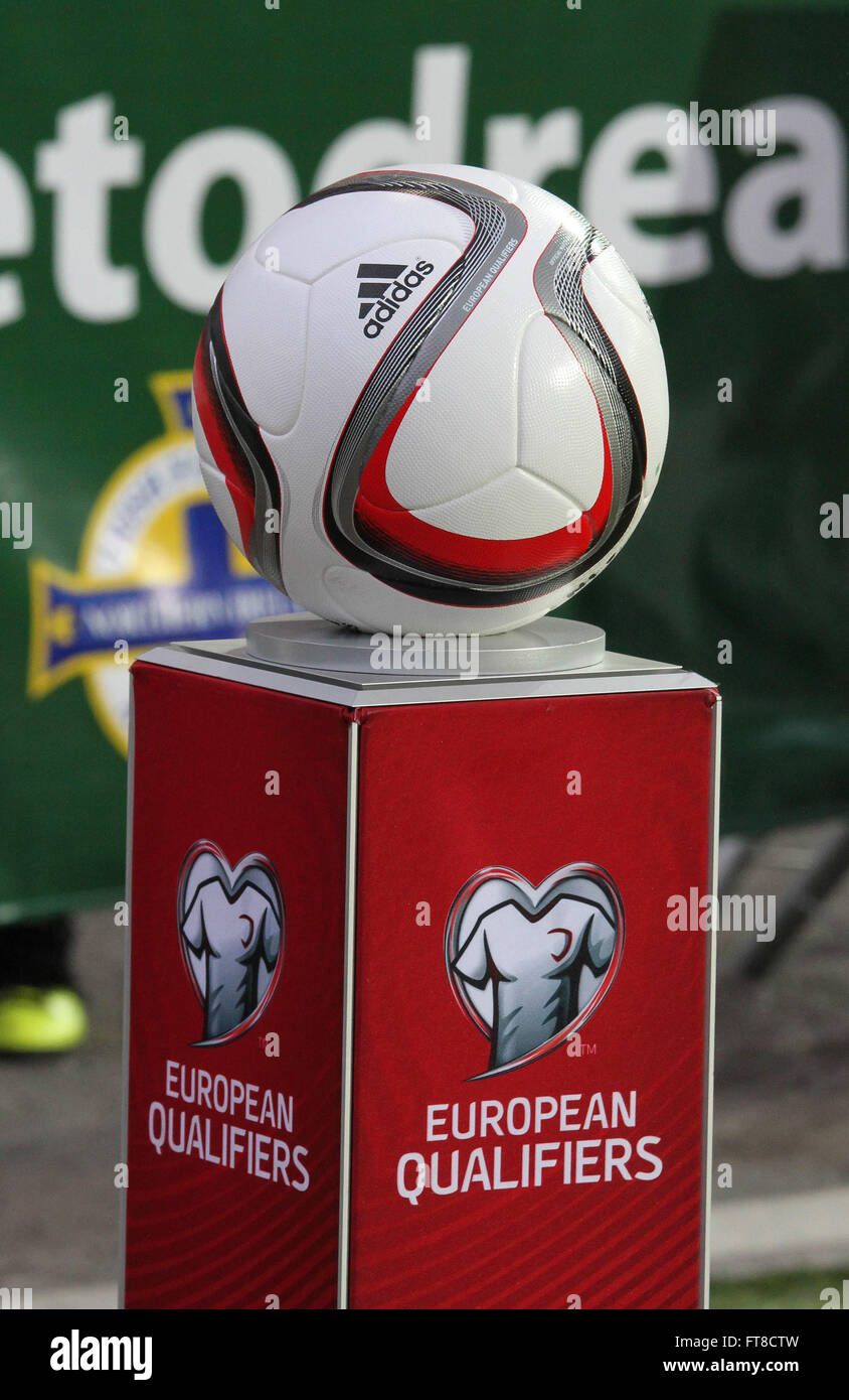 07 Sett 2015 - Euro 2016 Qualifier - Gruppo F - Irlanda del Nord 1 Ungheria 1. Il match-ball prima di kick-off. In fondo è il 'daretodream' strap-linea che la Irish Football Association promosso in fasi di qualifica. Il sogno è rimasto vivo dopo il pareggio contro l'Ungheria. Foto Stock