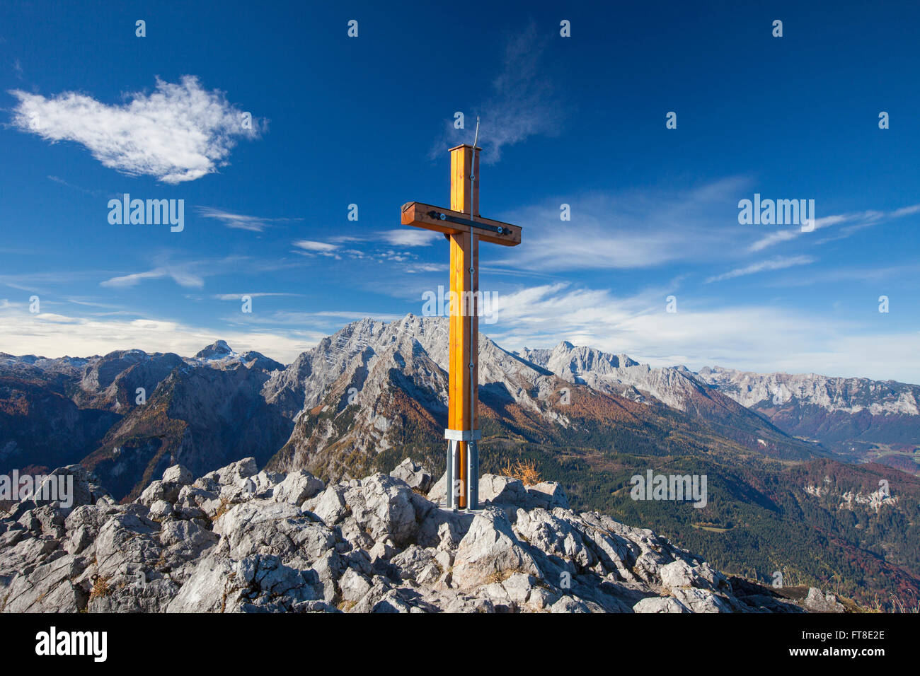 Croce sulla vetta del Monte Jenner nel Parco Nazionale di Berchtesgaden, Alpi Bavaresi, Baviera, Germania Foto Stock
