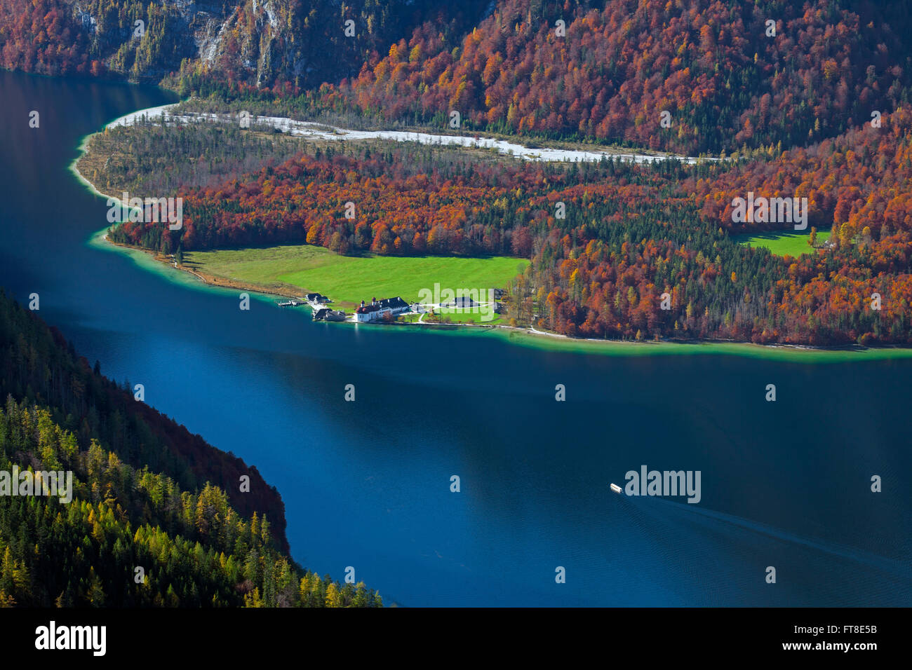 Il lago di Königssee e Sankt Bartholomä / San Bartolomeo la Chiesa in autunno, Berchtesgaden NP, Alpi Bavaresi, Baviera, Germania Foto Stock