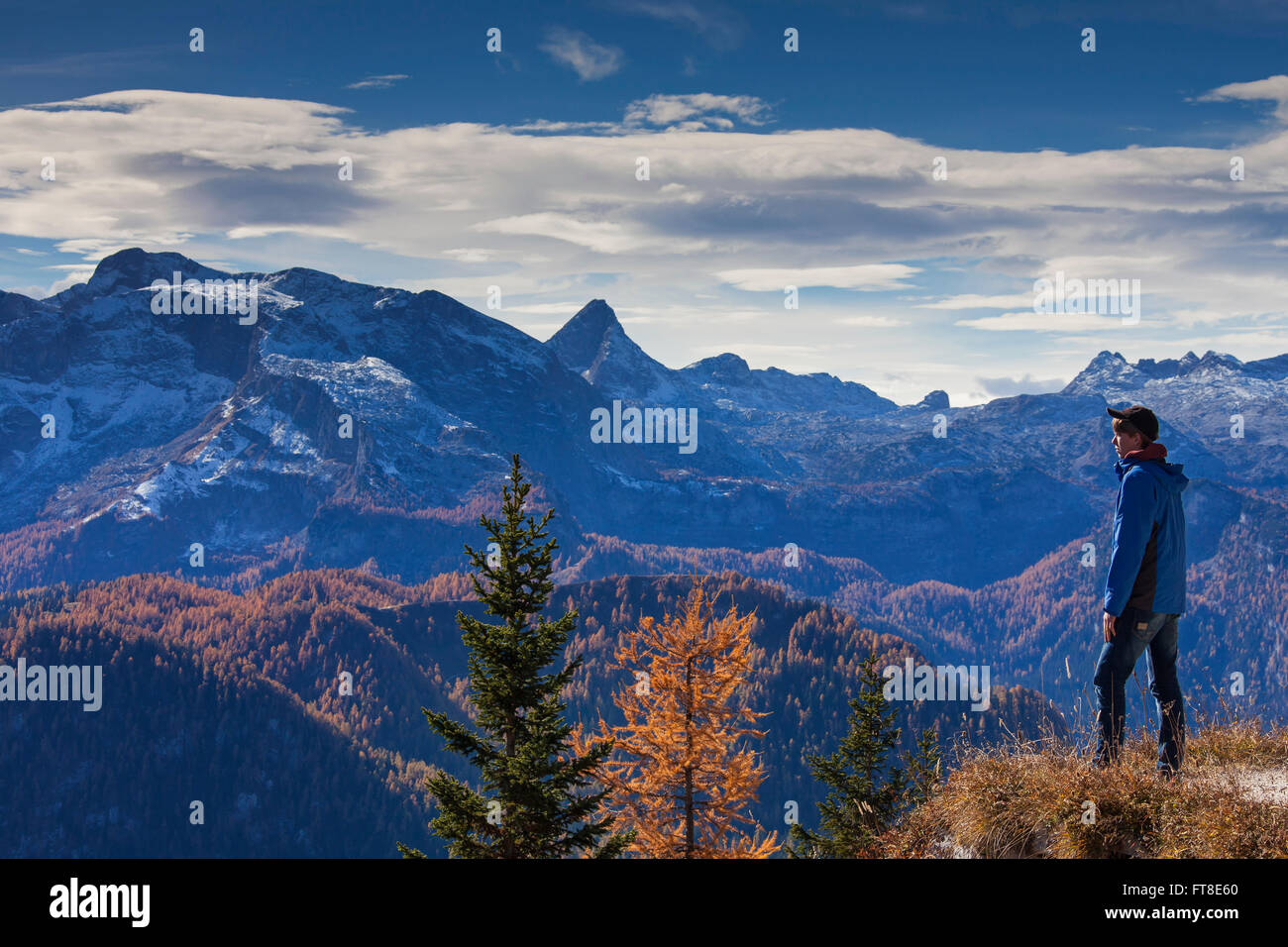 Walker cercando su montagne dal Monte Jenner nel Parco Nazionale di Berchtesgaden in autunno, Alpi Bavaresi, Baviera, Germania Foto Stock