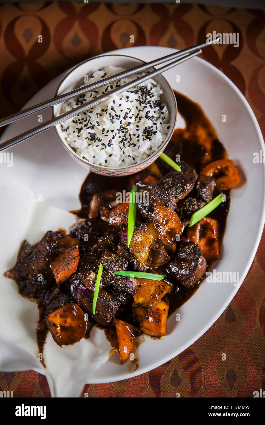 Piatto asiatico - carni bovine in salsa al pepe nero, con riso Foto Stock