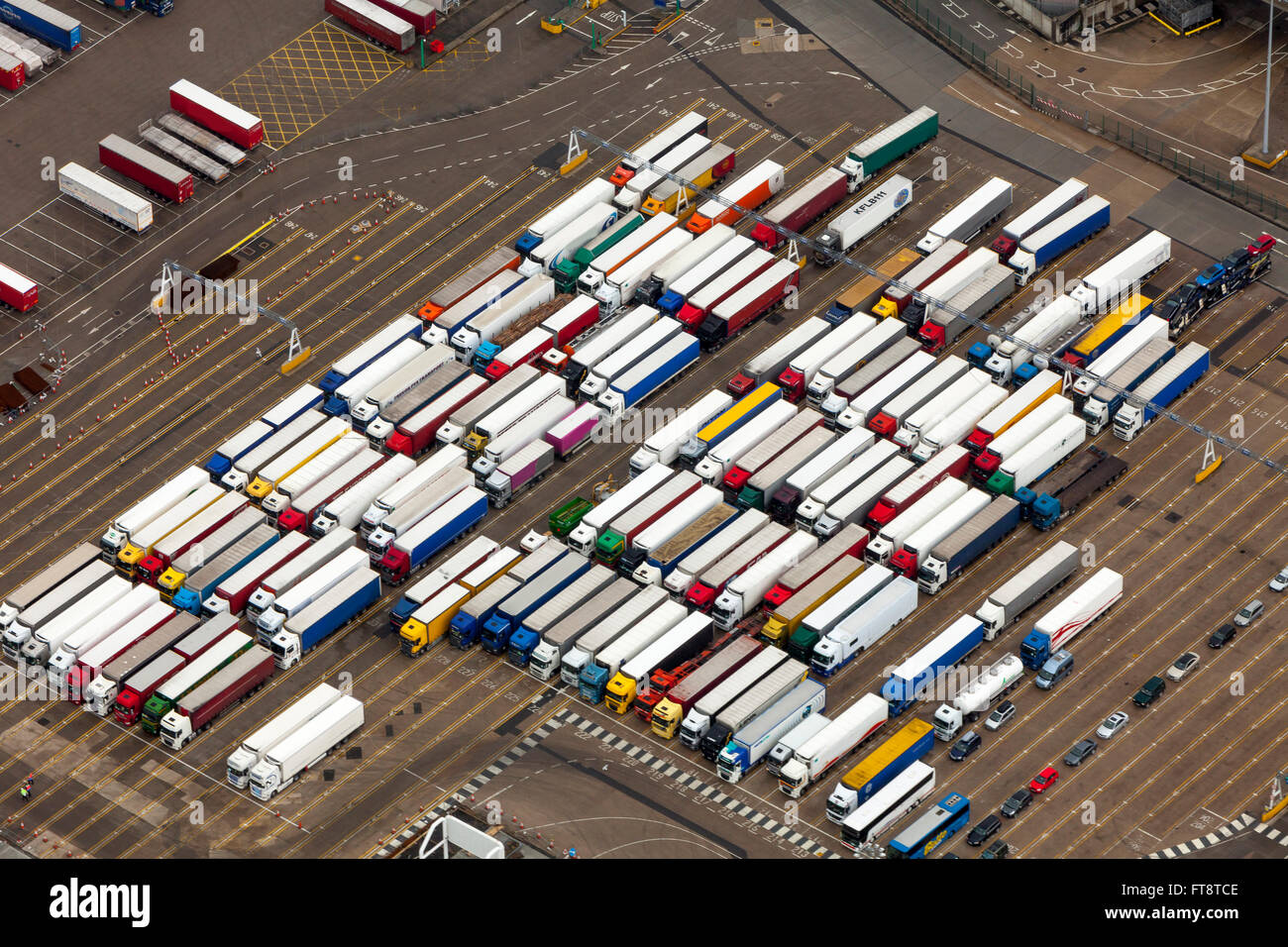 Vista aerea di queueing camion, veicoli pesanti, Dover Harbour Port Kent England Foto Stock