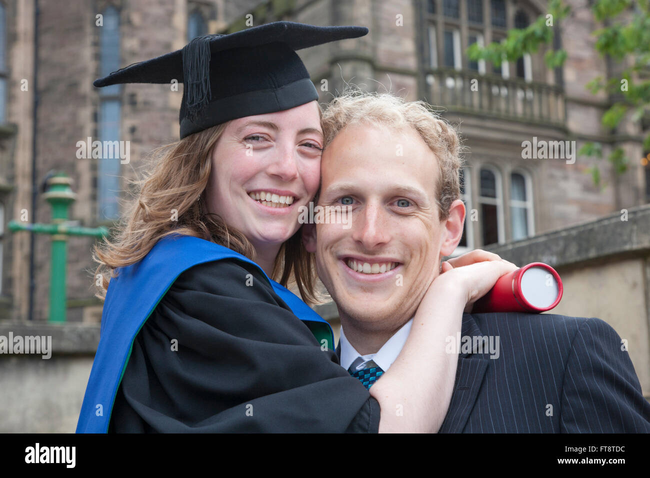 Edinburgh, città di Edimburgo in Scozia. Coppia giovane celebrando la laurea all'Università di Edimburgo. Foto Stock