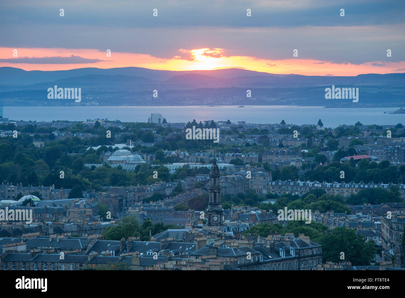 Edinburgh, città di Edimburgo in Scozia. Vista da Calton Hill per il Firth of Forth e distante Fife Coast, il tramonto. Foto Stock
