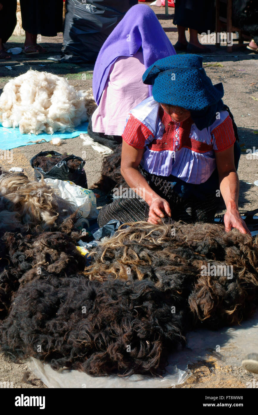 Pile di lana nera in vendita presso il mercato di Domenica a San Juan Chamula vicino a San Cristobal de las Casas, Chiapas, Messico Foto Stock