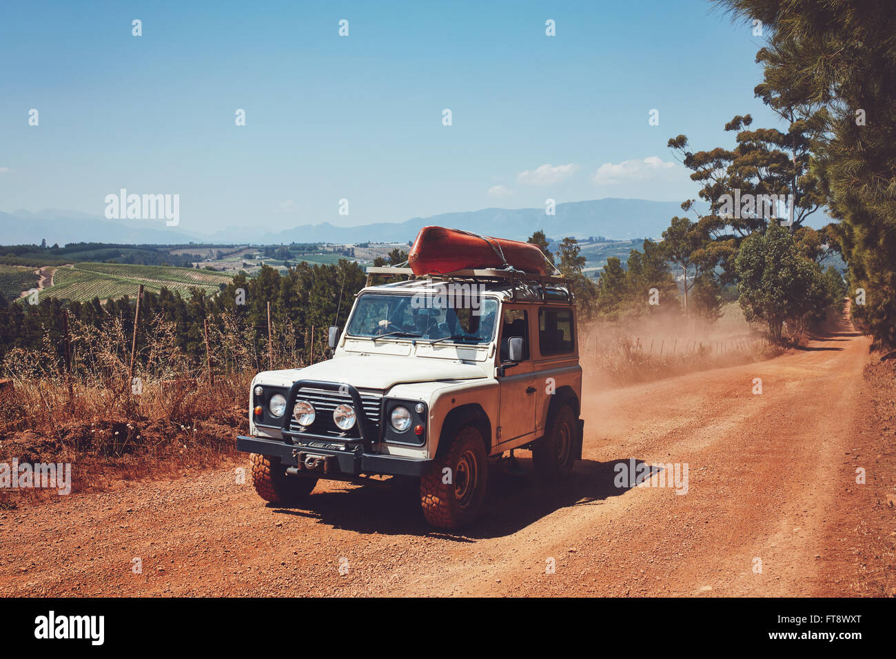 Ritratto di kayak laden SUV sulla strada del paese. Guida su strada sterrata. Foto Stock