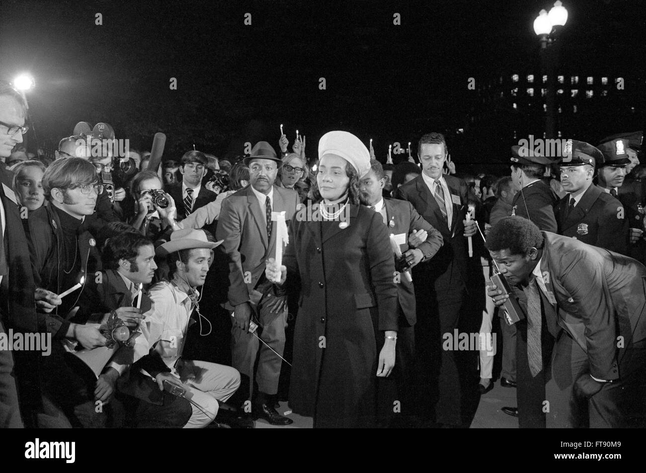 Guerra del Vietnam protesta. Coretta Scott King, vedova di Martin Luther King Jr, portando a marzo per la Casa Bianca come parte della moratoria alla fine della guerra in Vietnam, 15 Ottobre 1969 Foto Stock