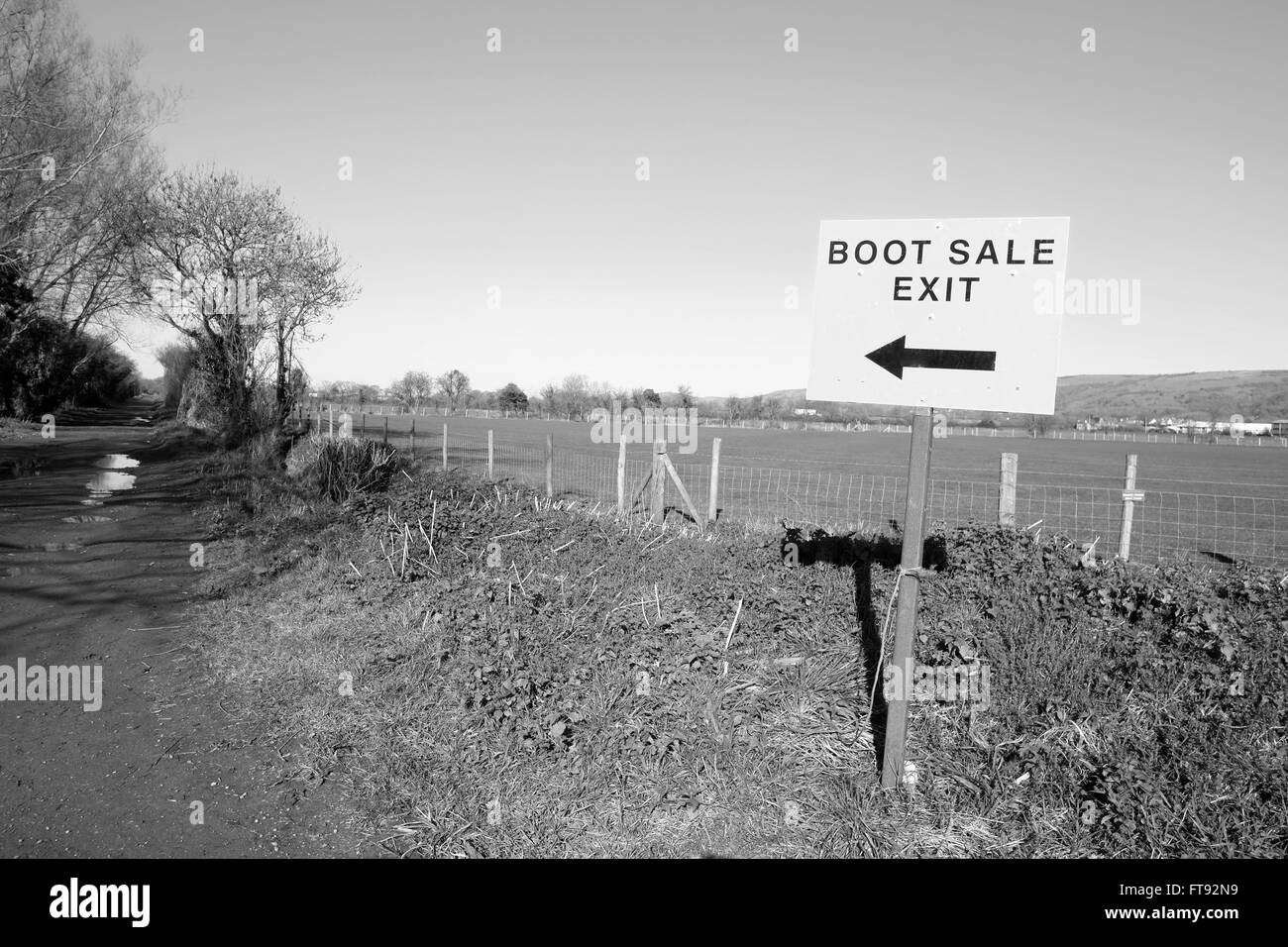 Avvio auto vendita le indicazioni di uscita su una ruvida country road in Cheddar, Somerset. Marzo 2016 Foto Stock