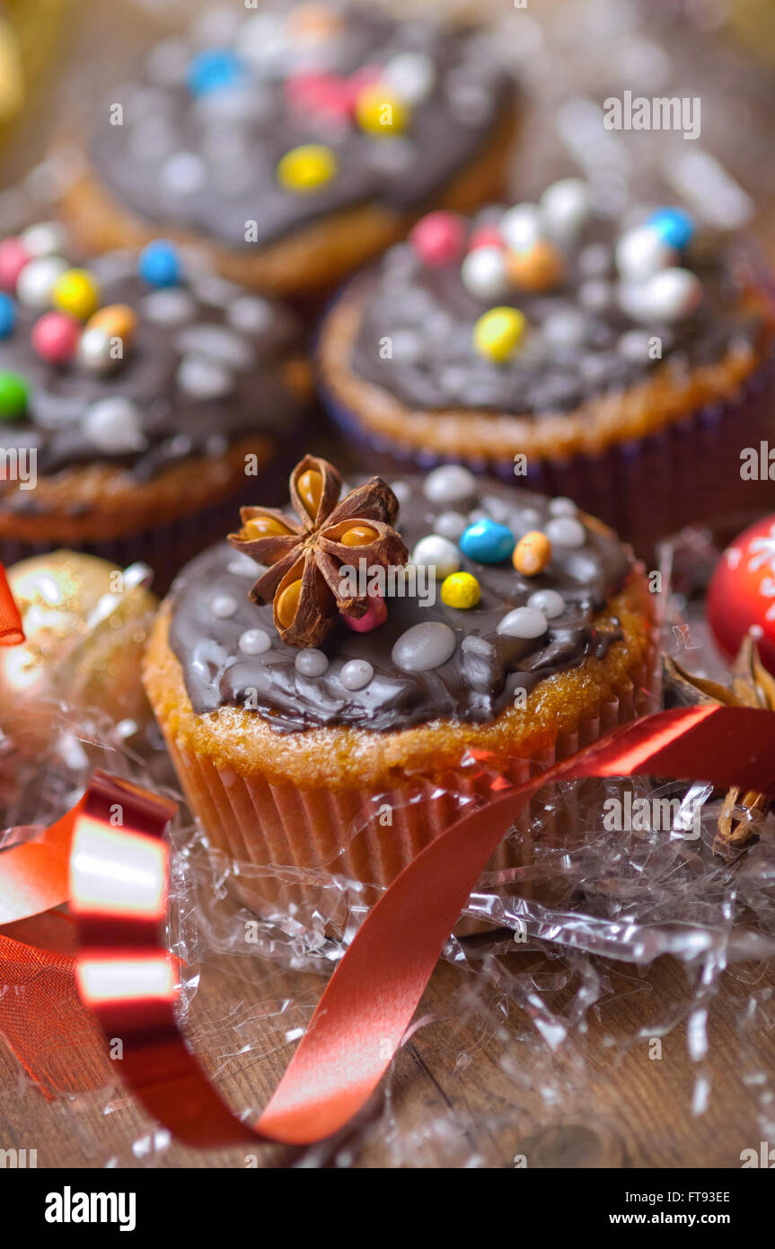 Natale decorati i tortini con nastro e caramelle Foto Stock