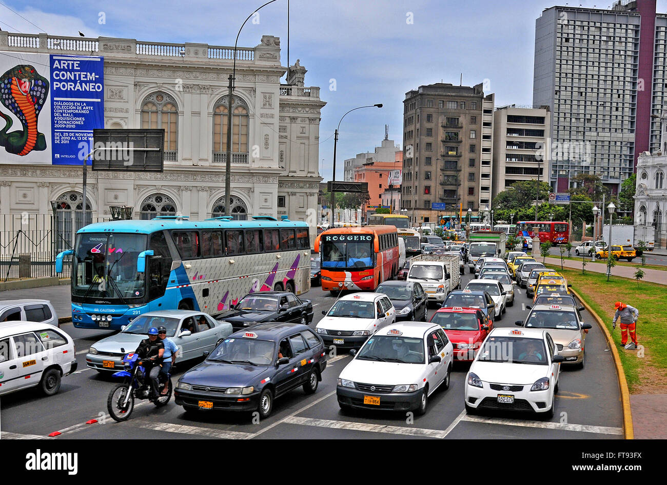 Scena di strada il traffico delle ore di punta road Lima Peru Foto Stock