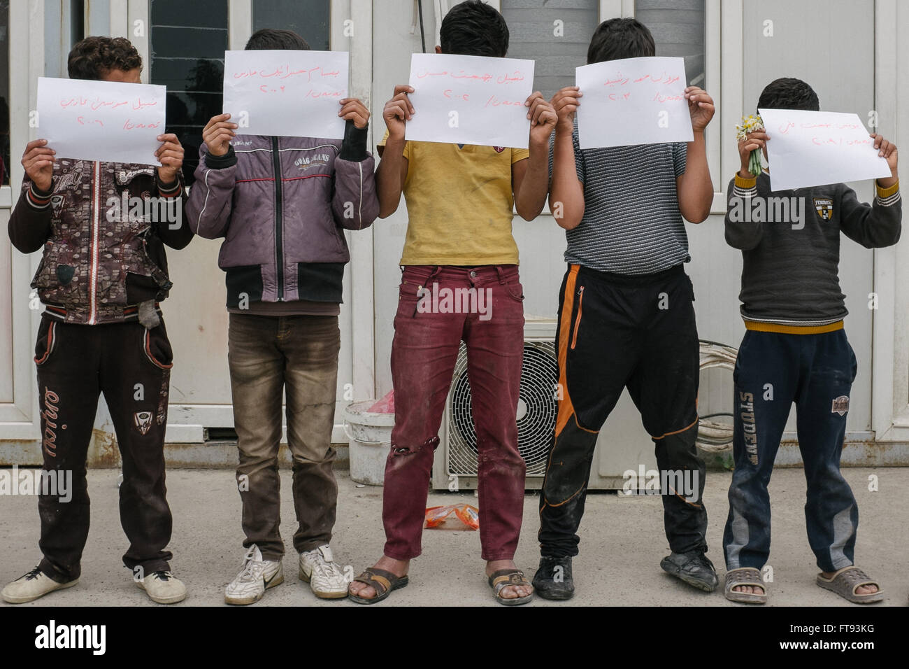 I rifugiati nel Kurdistan iracheno camp - 14/03/2016 - Iraq / Kurdistan iracheno - Centinaia di mendicanti di rifugiati, per la maggior parte bambini sono Foto Stock