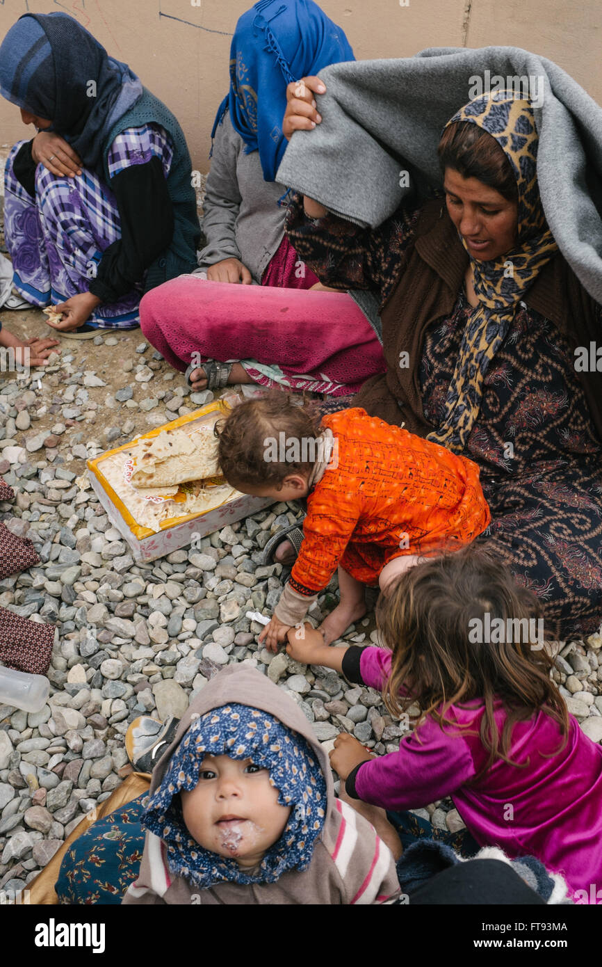 I rifugiati nel Kurdistan iracheno camp - 15/03/2016 - Iraq / Kurdistan iracheno - Centinaia di mendicanti di rifugiati, per la maggior parte bambini sono Foto Stock