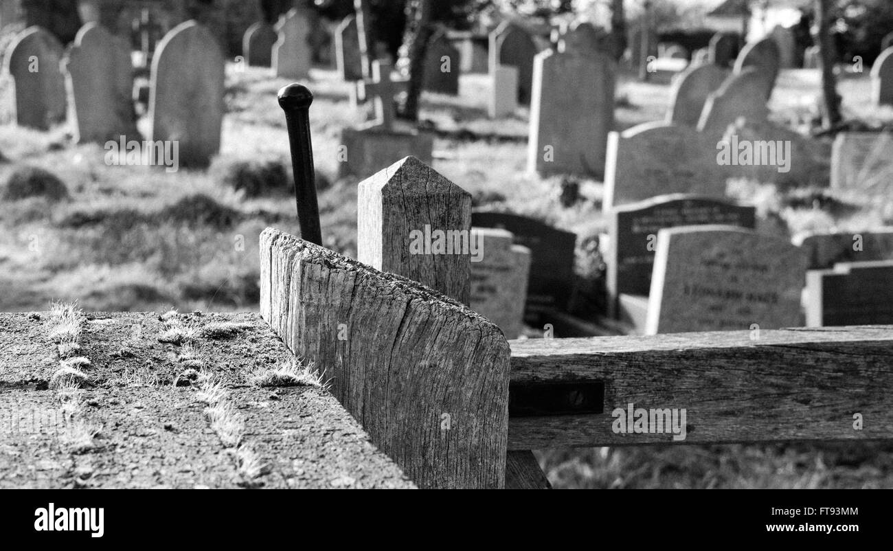 Tombe e tombe viste in un famoso cimitero inglese. Foto Stock