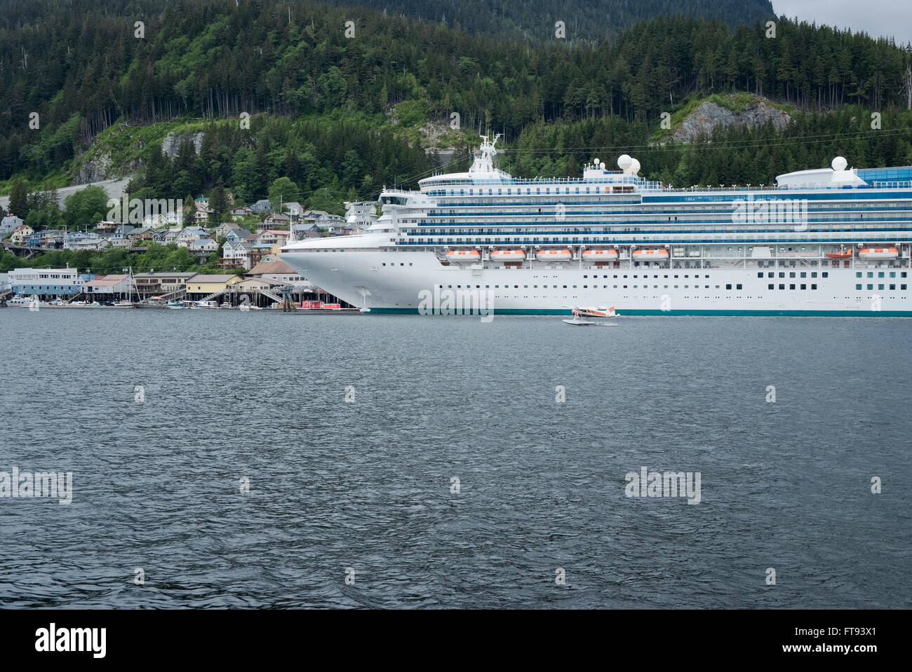 Grande nave da crociera ormeggiata al porto di Ketchikan, Alaska Foto Stock