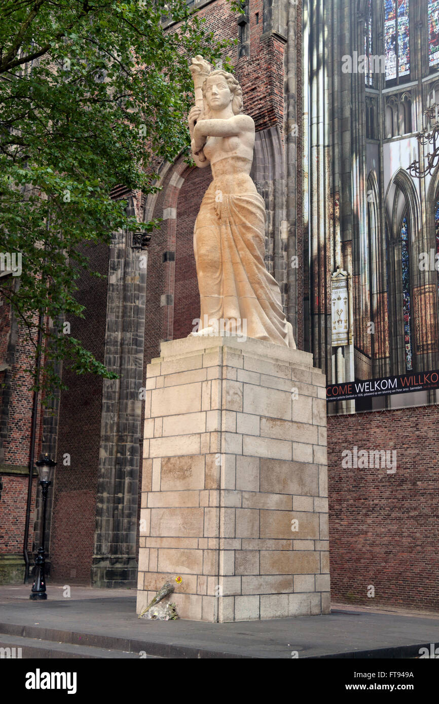 War Memorial statua per la lotta per la libertà durante la Seconda Guerra Mondiale, Domplein, Utrecht, Paesi Bassi. Foto Stock