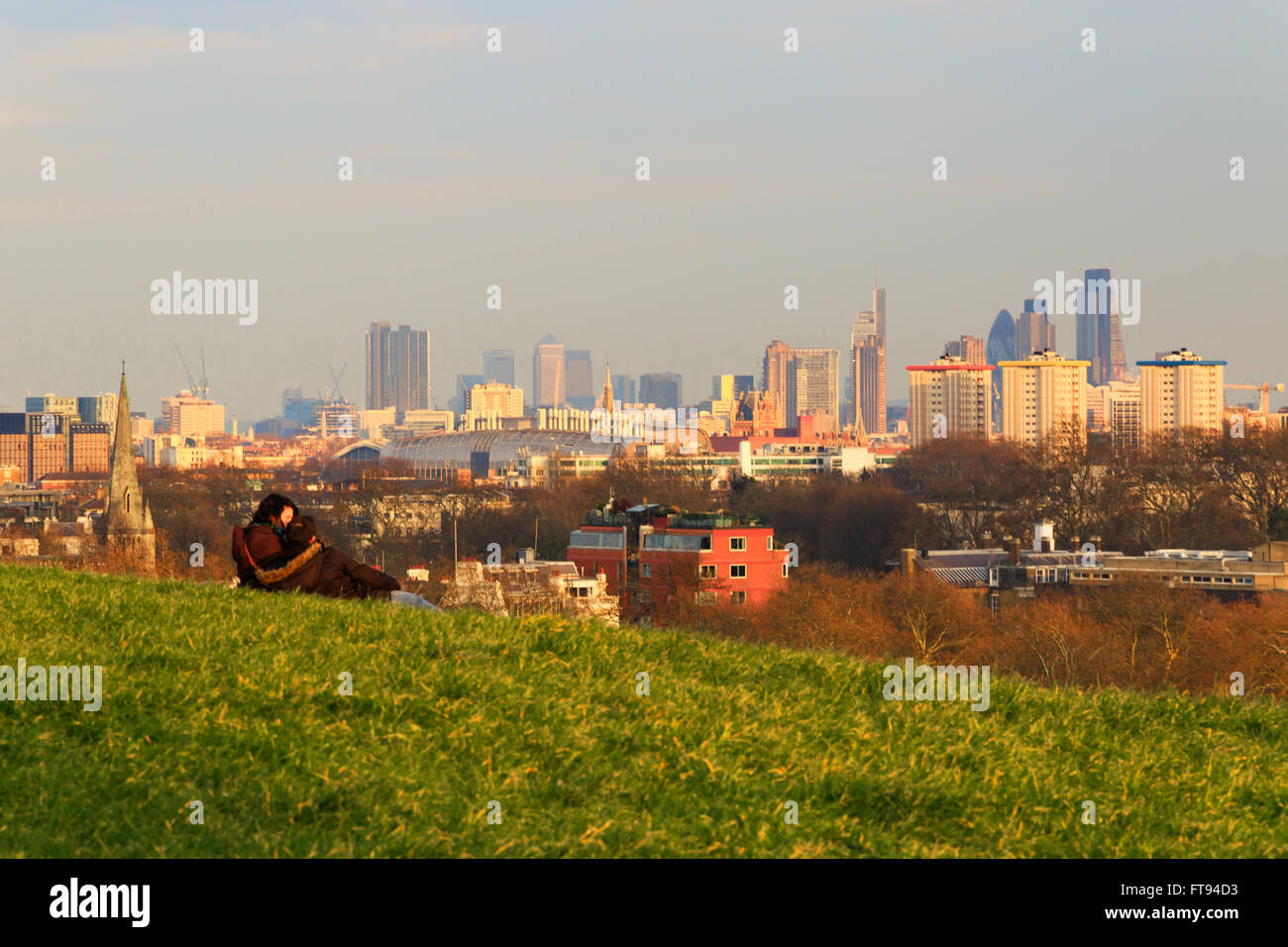 Un giovane e la vista panoramica di Londra cityscape visto da di Primrose Hill Park Foto Stock