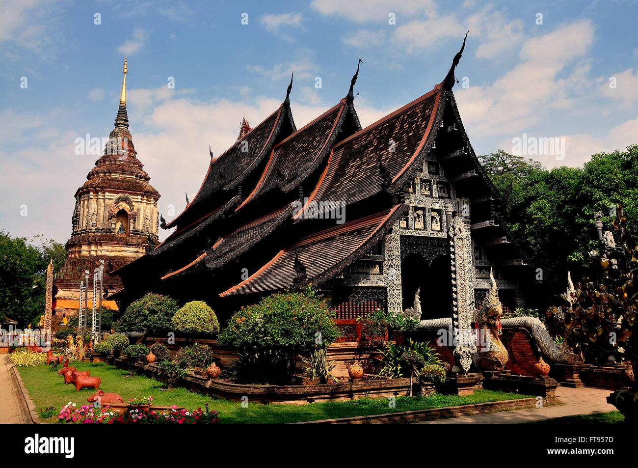 Chiang Mai, Thailandia: stile Lanna di teak Vihan hall con la facciata scolpita e il grande mattone chedi Foto Stock