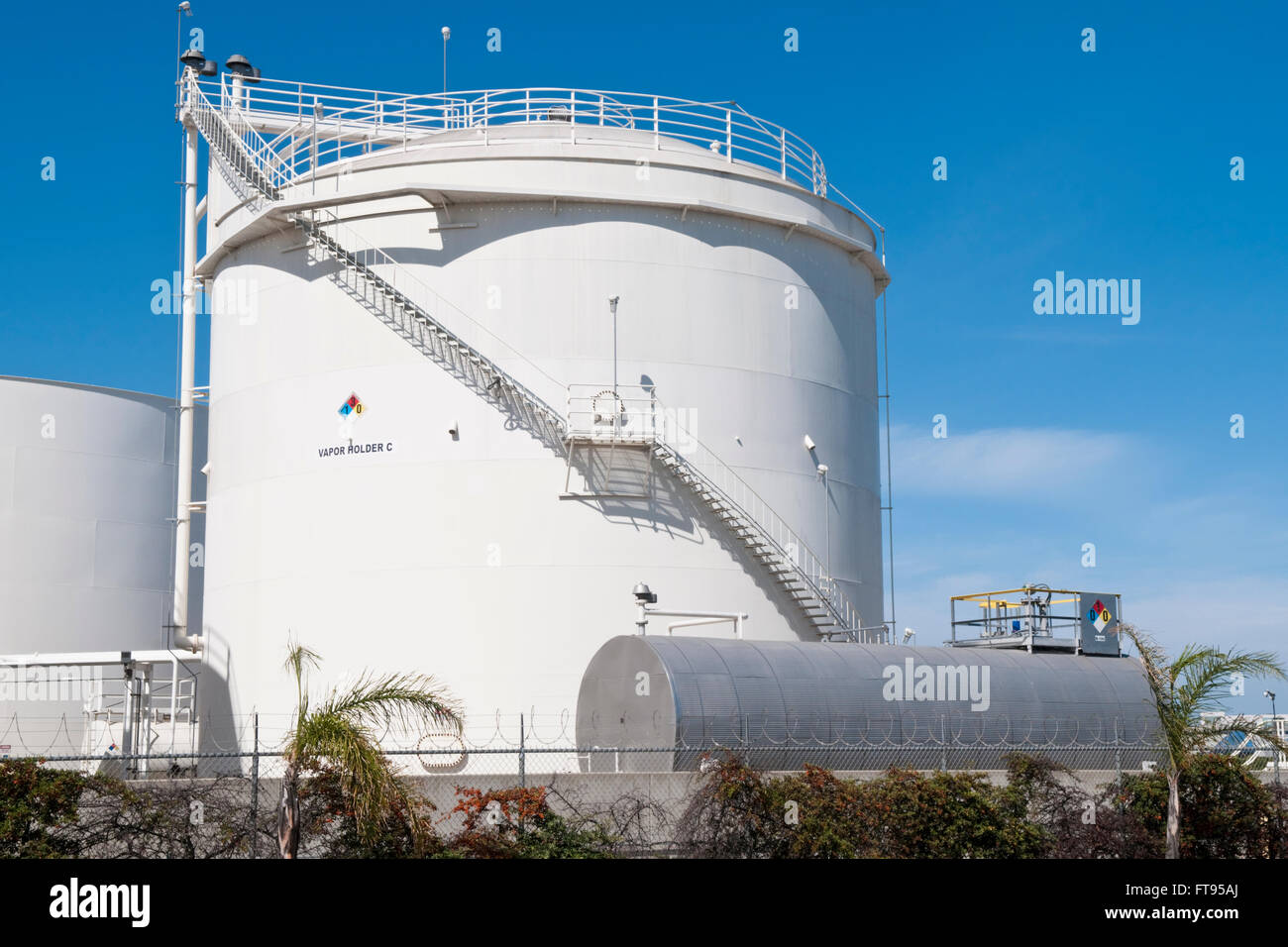 Un bianco etanolo serbatoio di stoccaggio presso un impianto di Chevron in Montebello, Los Angeles Foto Stock