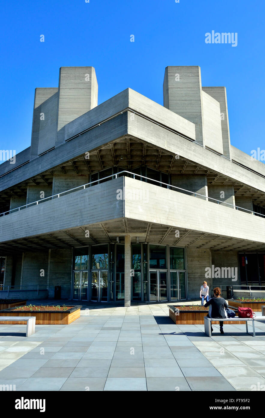 Londra, Inghilterra, Regno Unito. Teatro Nazionale, (Royal National Theatre / Teatro nazionale di Gran Bretagna) sulla banca del sud... Foto Stock