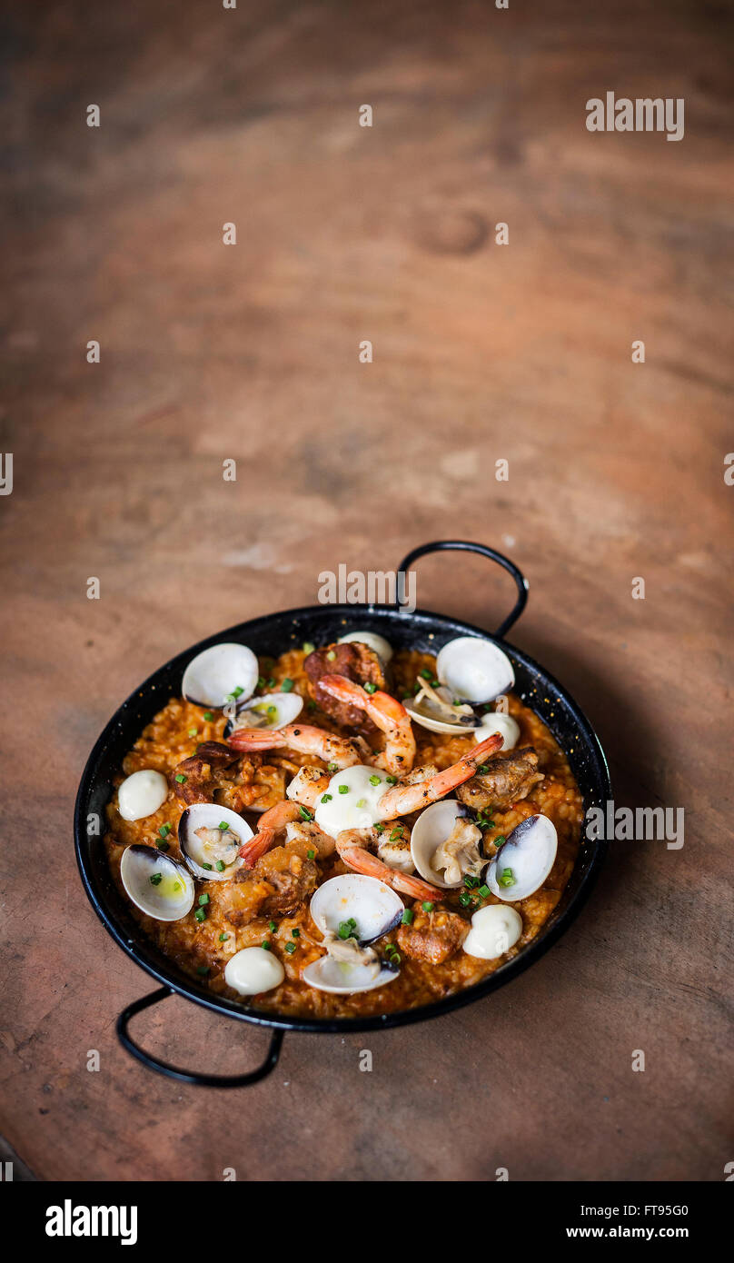 Piatti a base di pesce e per il Riso paella tradizionale famoso cibo spagnolo Foto Stock