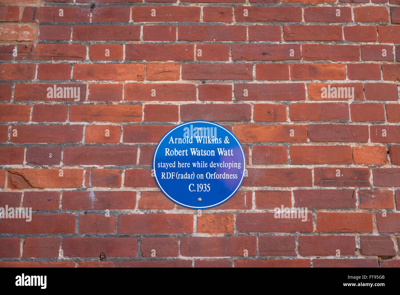 Radar di Orford Ness, vista della placca blu nella Piazza del mercato di Orford, Suffolk, per commemorare il pionieristico lavoro sul radar di Wilkins e Watson Watt Foto Stock
