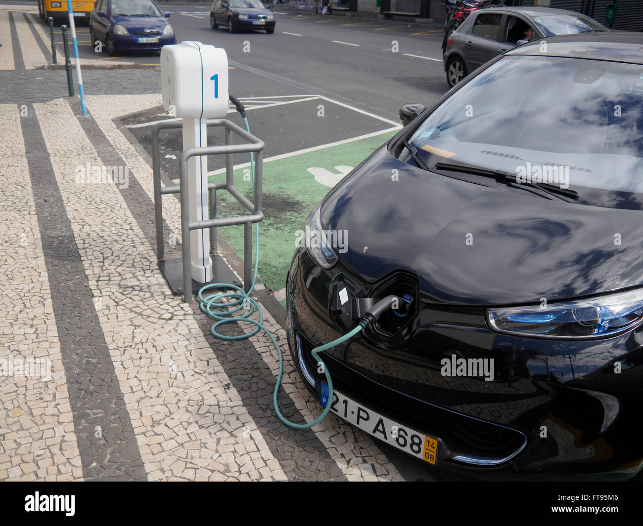 Auto elettrica essendo addebitato al pubblico punto di carica, Madeira, Portogallo, Marzo 2016 Foto Stock