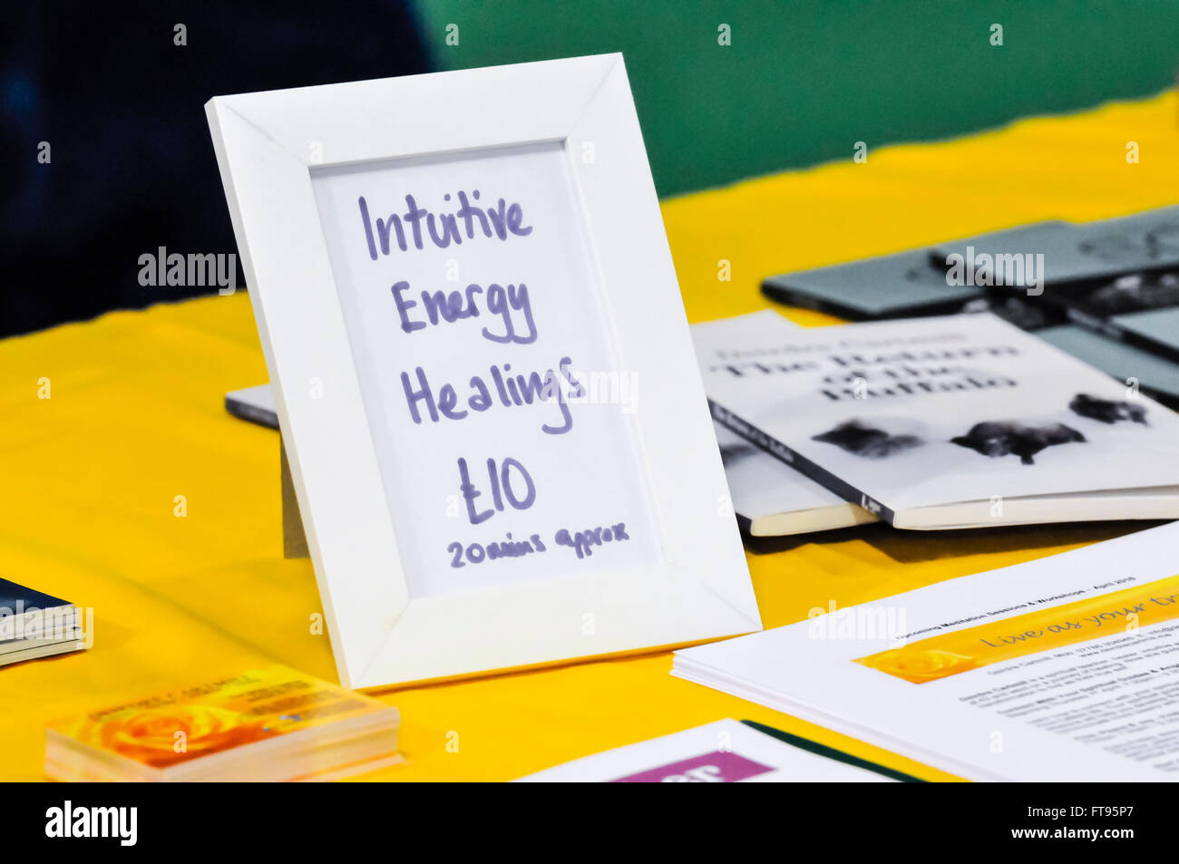 Un segno pubblicizza intuitiva di guarigioni di energia per 10 sterline a un approccio olistico e fiera spirituale. Foto Stock