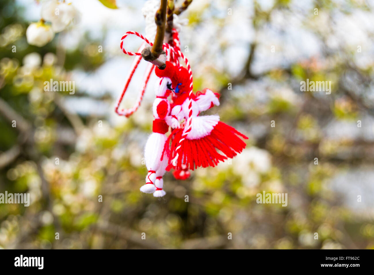 Un ragazzo e una ragazza fatta di filo posto su un albero. Questa è una consuetudine in Bulgaria. Essa simboleggia la salute e l'amore. Essi sono il bacio. Foto Stock