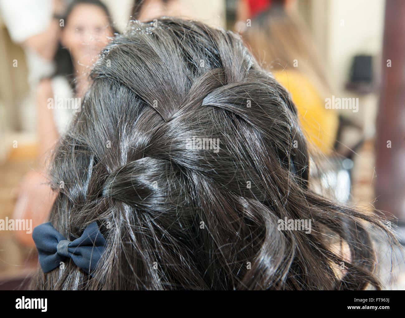 Primo piano dettaglio femminile di womens hair styling al salone di parrucchiere Foto Stock
