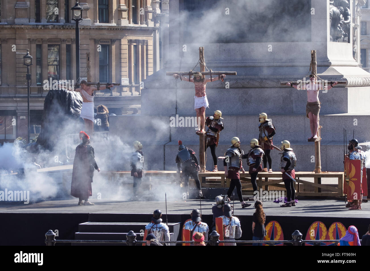 "La Passione di Gesù' a Trafalgar Square, eseguita da Wintershall Charitable Trust il Venerdì Santo, Londra England Regno Unito Regno Unito Foto Stock