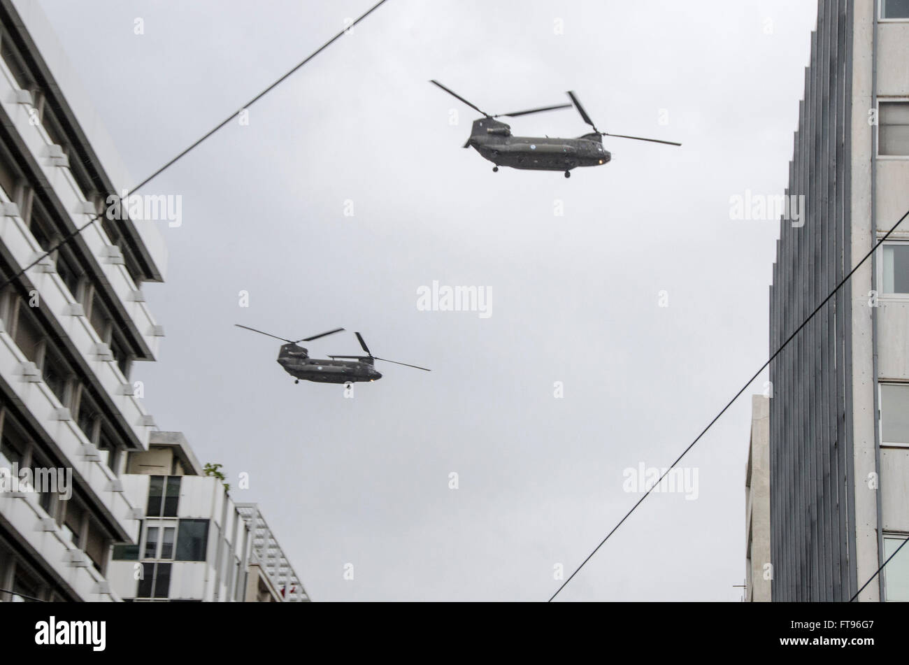 Atene, Grecia. 25 Mar, 2016. 2 esercito ellenica Aviation CH-47D Chinook Hellicopters volare su Atene. I cittadini greci ricordare l inizio della guerra greca di indipendenza al venticinquesimo marzo del 1821 contro l'impero ottomano con una grande parata militare di Atene. Credito: George Panagakis/Pacific Press/Alamy Live News Foto Stock