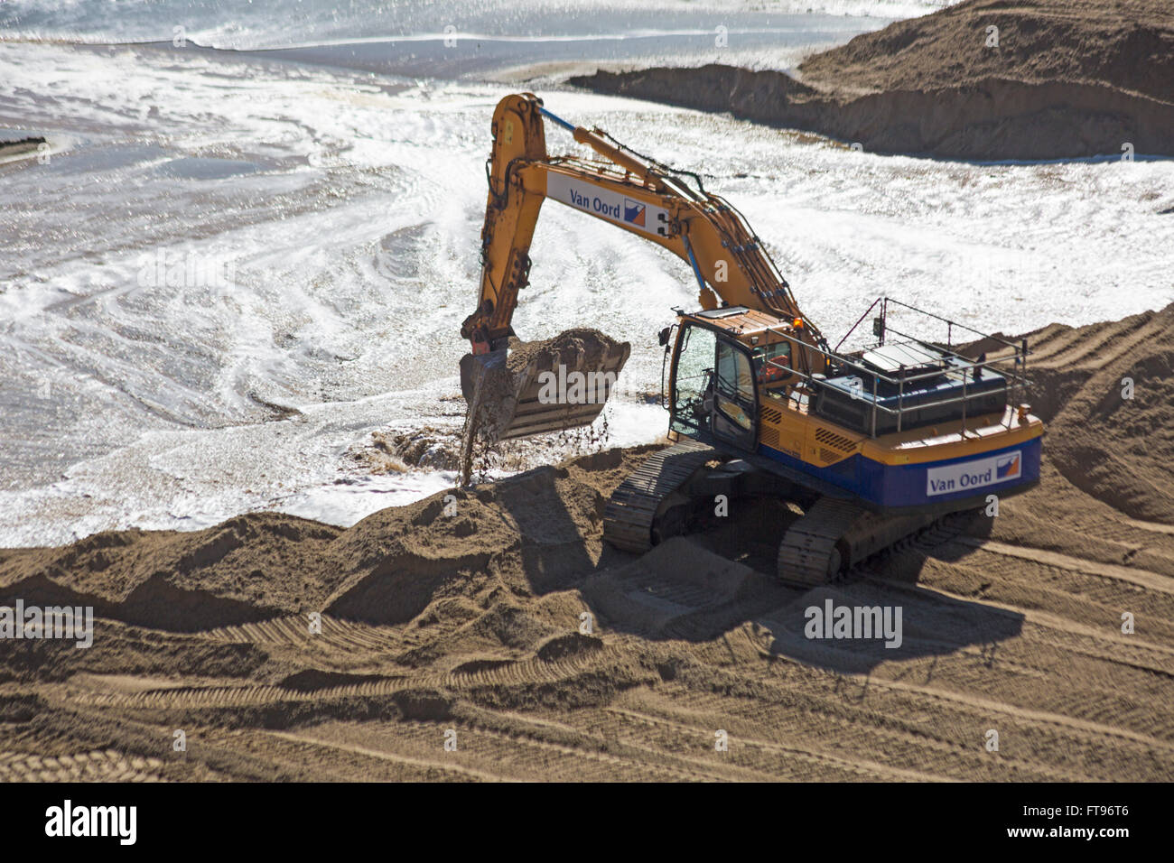 Bournemouth Dorset, Regno Unito 25 marzo 2016. Spiaggia di opere di rifornimento continua tra Bournemouth e Boscombe per raggiungere le spiagge di punta in alto in condizione pronta per l'Estate Credit: Carolyn Jenkins/Alamy Live News Foto Stock