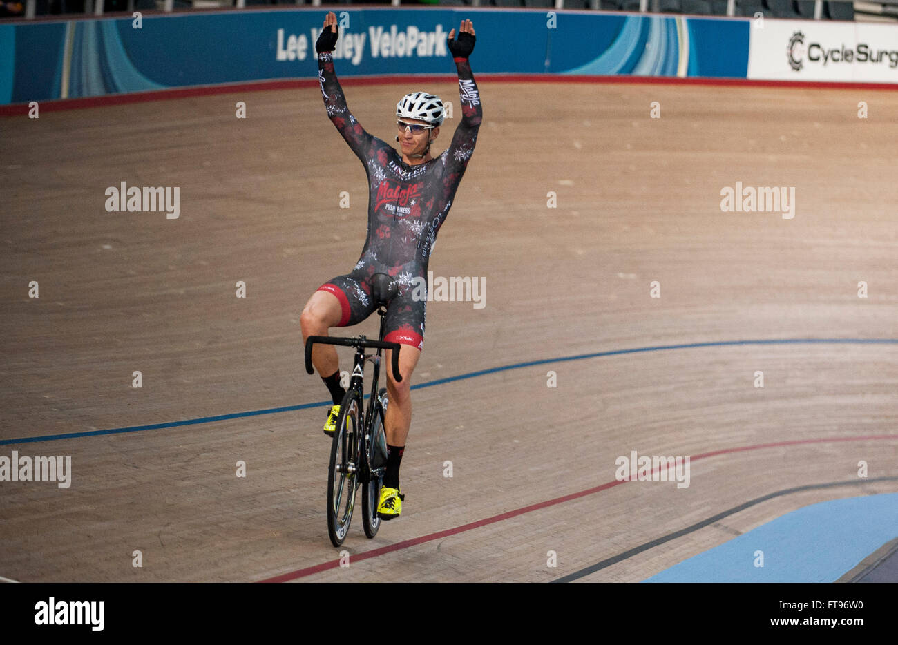 Queen Elizabeth Olympic Park, London, Regno Unito. 25 marzo, 2016. Hans Pirius [GER] celebra winning The Golden Wheel scratch della corsa il nastro azzurro evento presso il Venerdì Santo ciclismo su pista riunione. Credito: Stephen Bartolomeo/Alamy Live News Foto Stock